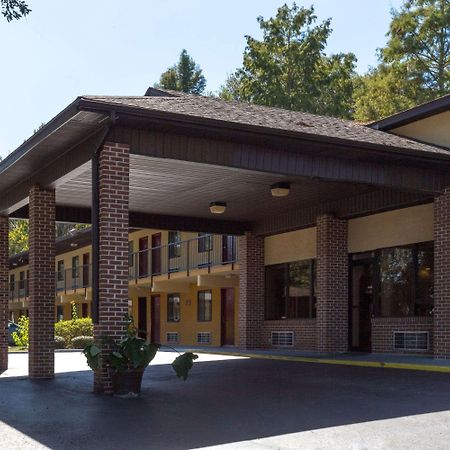Howard Johnson By Wyndham Tallahassee Exterior photo