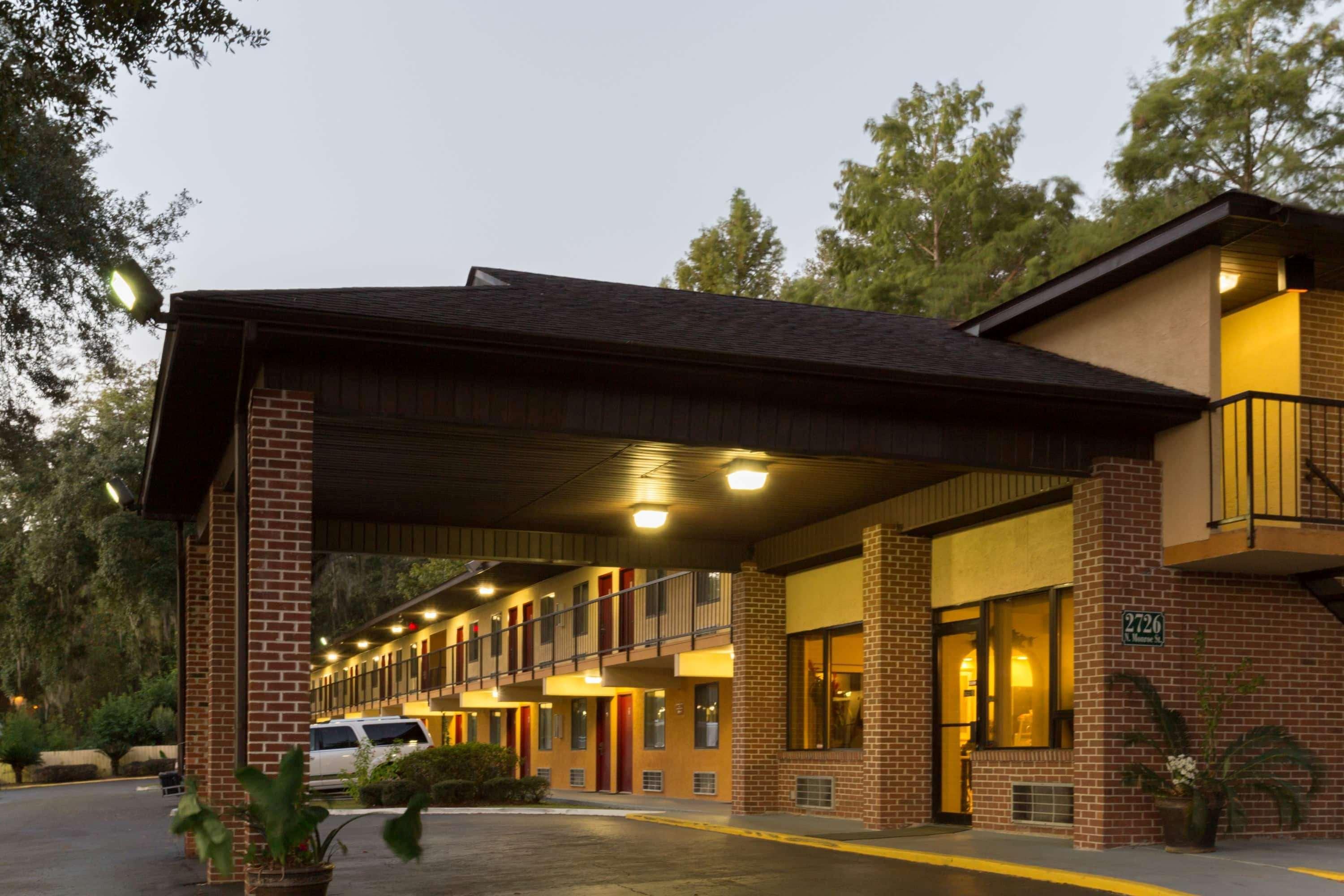 Howard Johnson By Wyndham Tallahassee Exterior photo