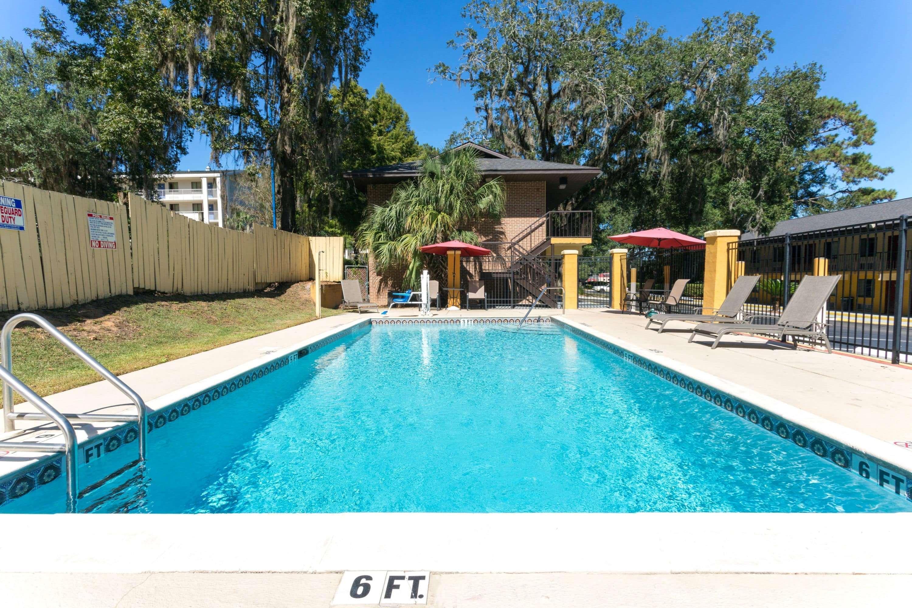Howard Johnson By Wyndham Tallahassee Exterior photo