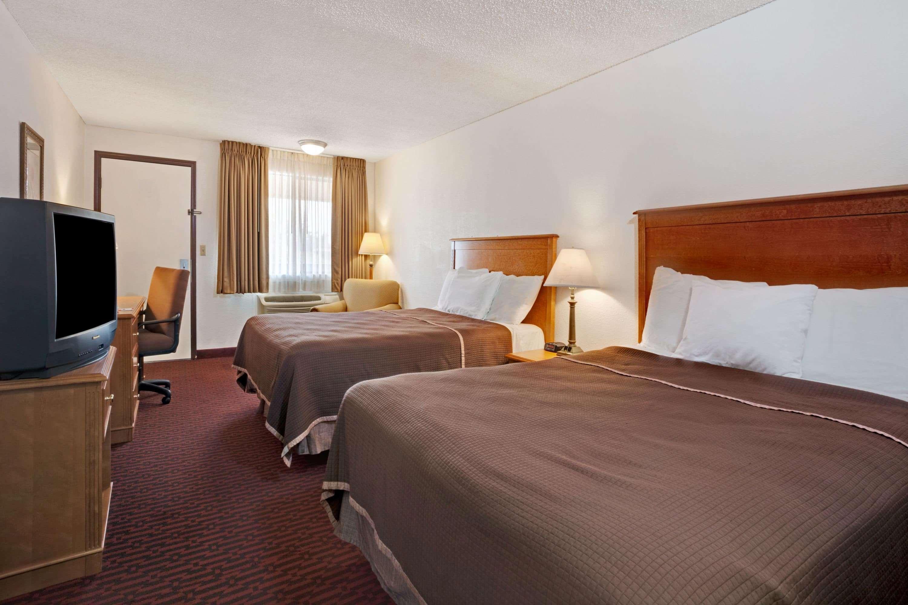 Howard Johnson By Wyndham Tallahassee Exterior photo