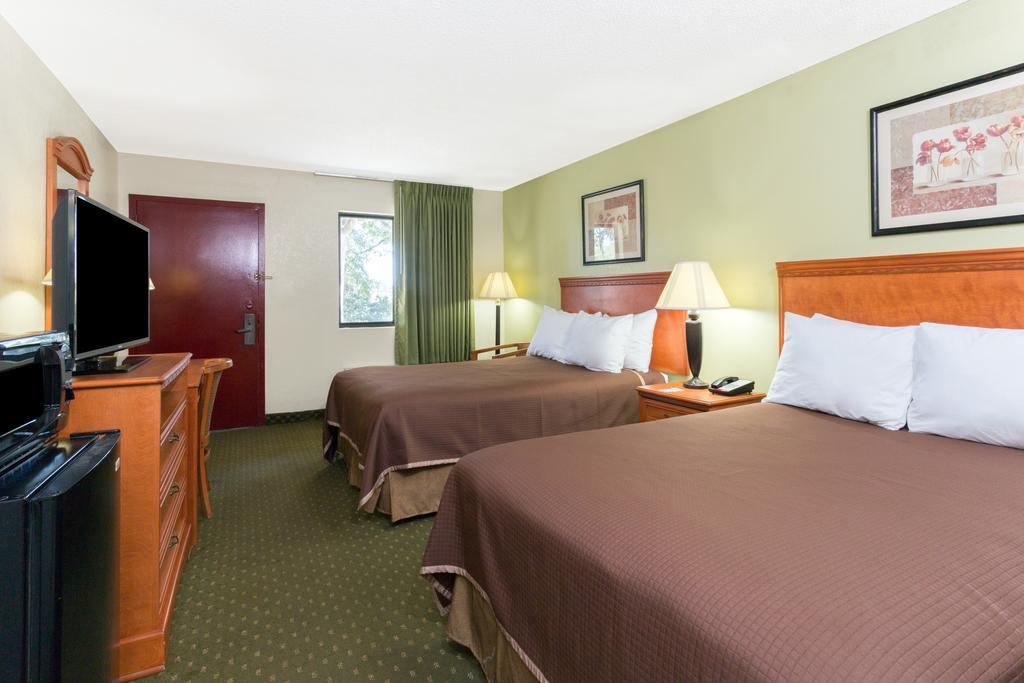 Howard Johnson By Wyndham Tallahassee Exterior photo