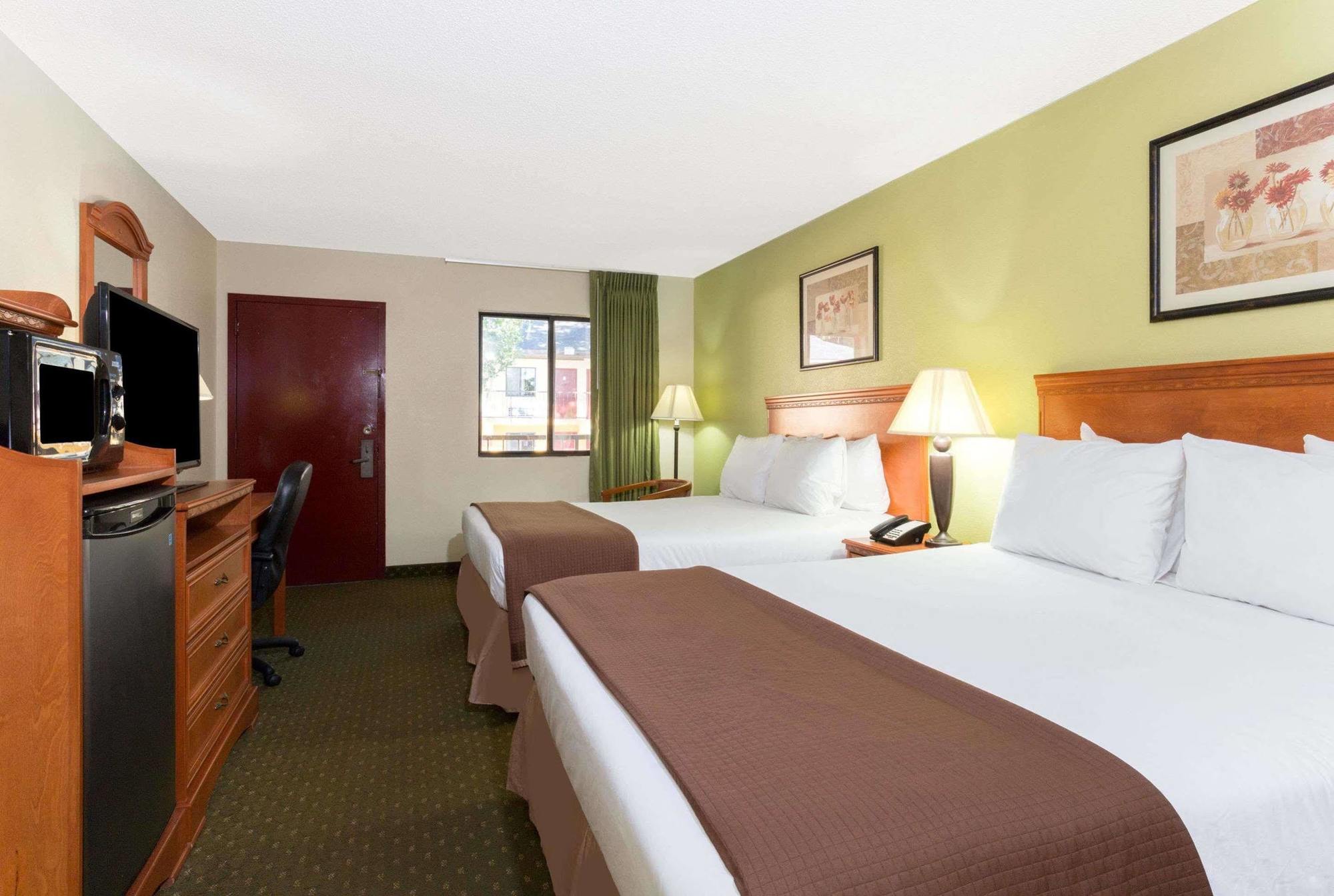 Howard Johnson By Wyndham Tallahassee Exterior photo