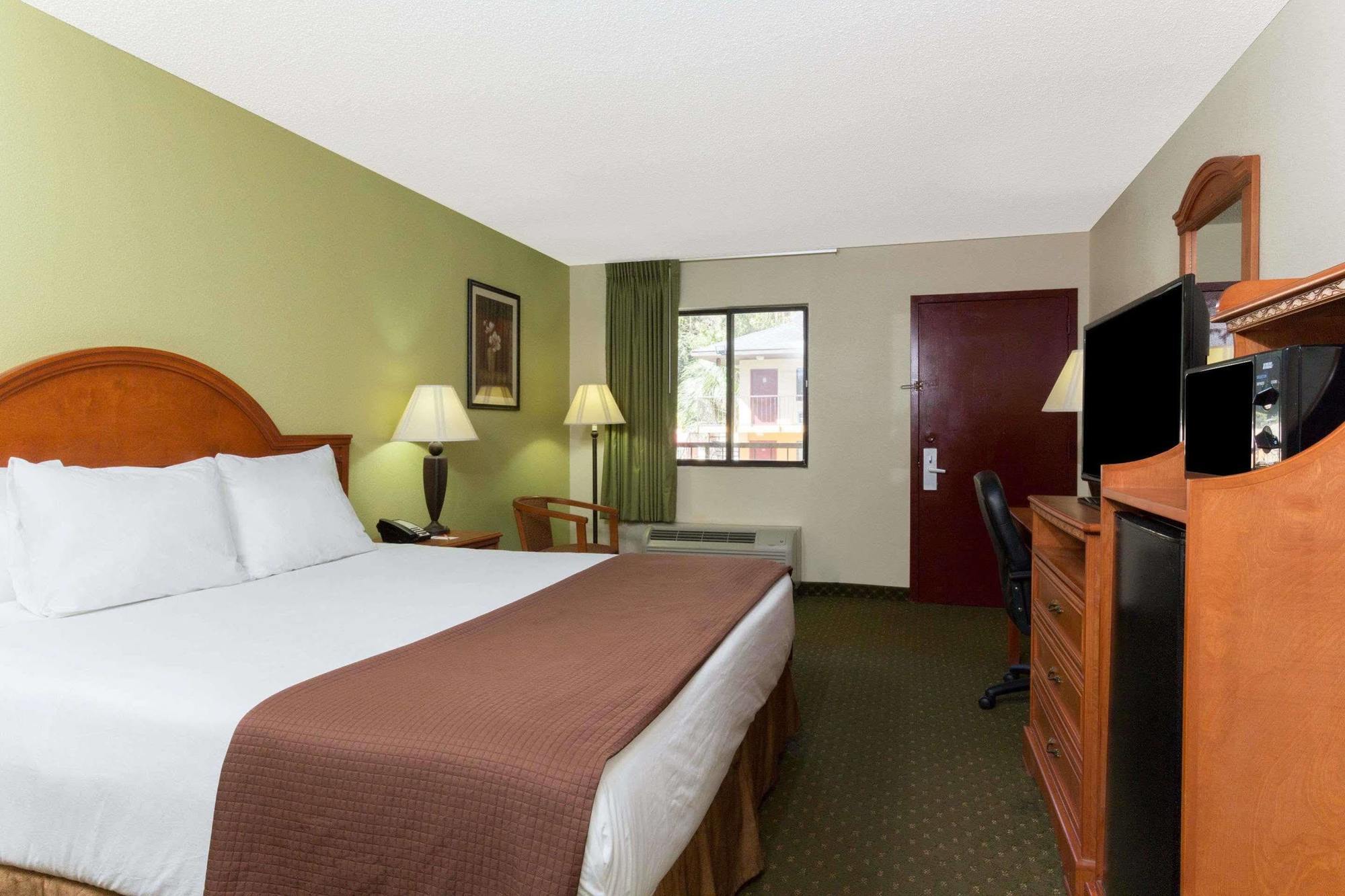 Howard Johnson By Wyndham Tallahassee Exterior photo
