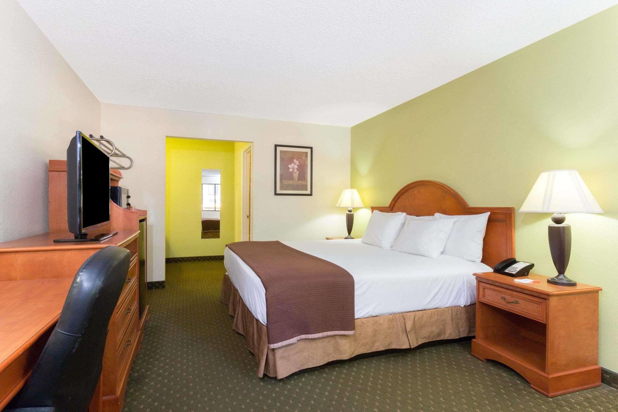 Howard Johnson By Wyndham Tallahassee Exterior photo