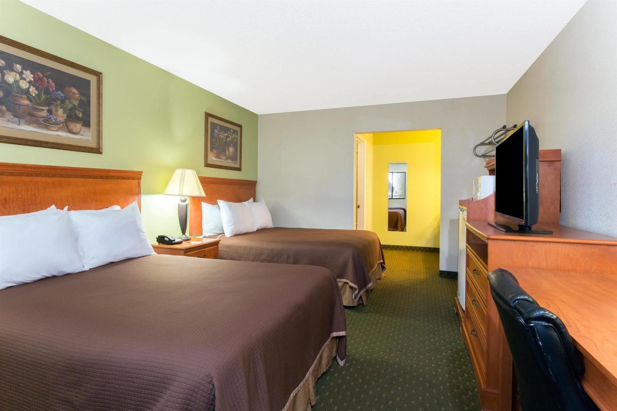 Howard Johnson By Wyndham Tallahassee Exterior photo