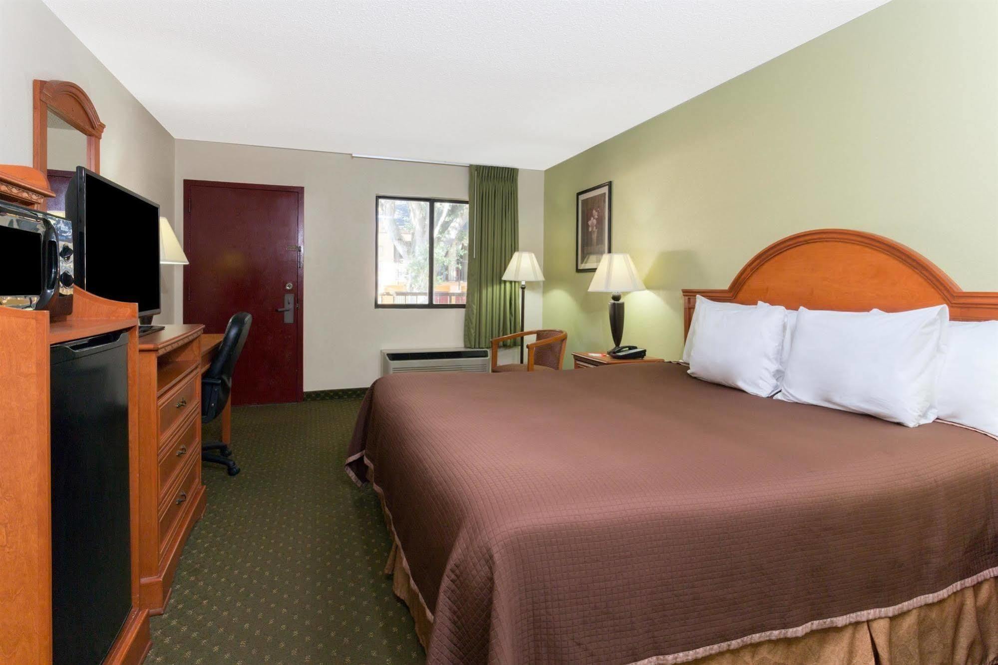 Howard Johnson By Wyndham Tallahassee Exterior photo